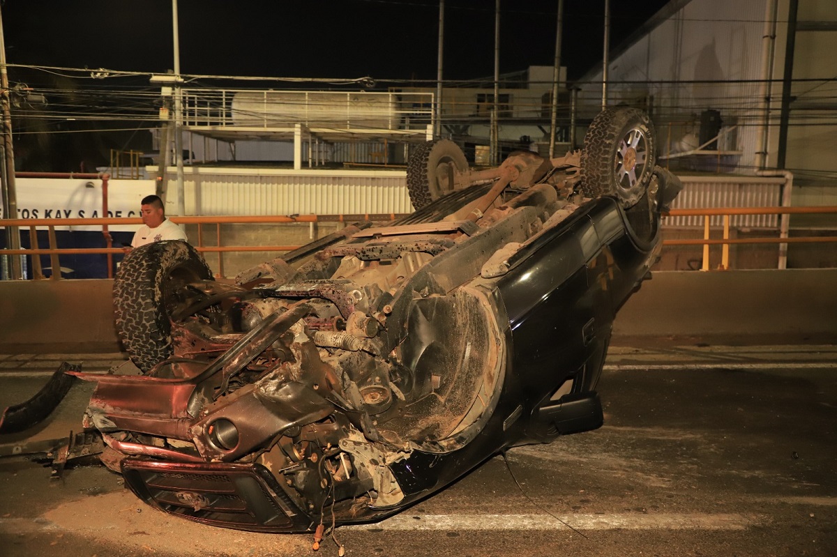 Pierde el control de su camioneta y terminan volcadas al sur de Mazatlán