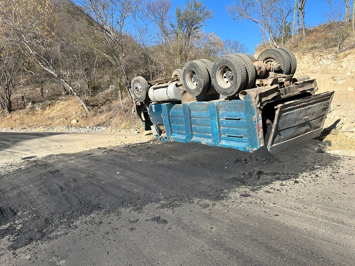 Vuelca camión de volteo en Jesús María, Culiacán