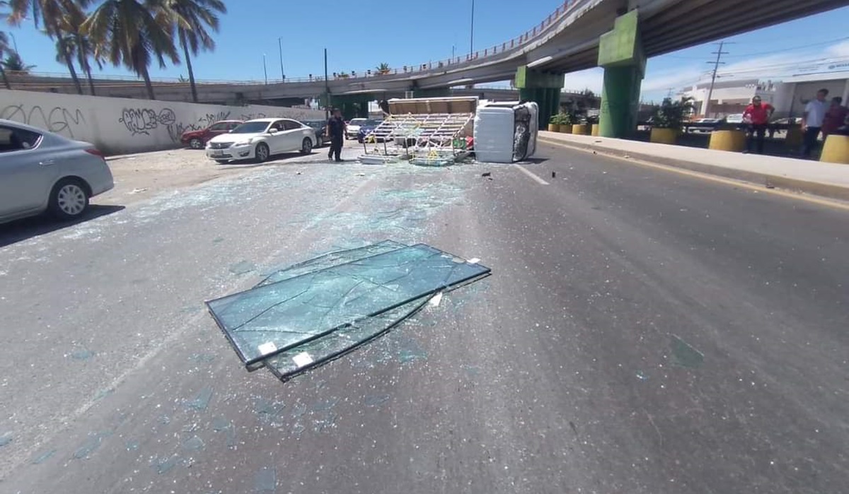 Vuelca camión de transporte de vidrio en Mazatlán