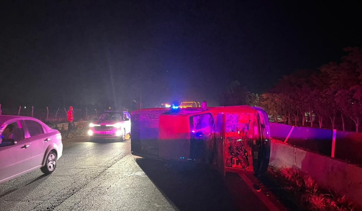 Vuelca camioneta sobre la carretera México 15 en Guasave
