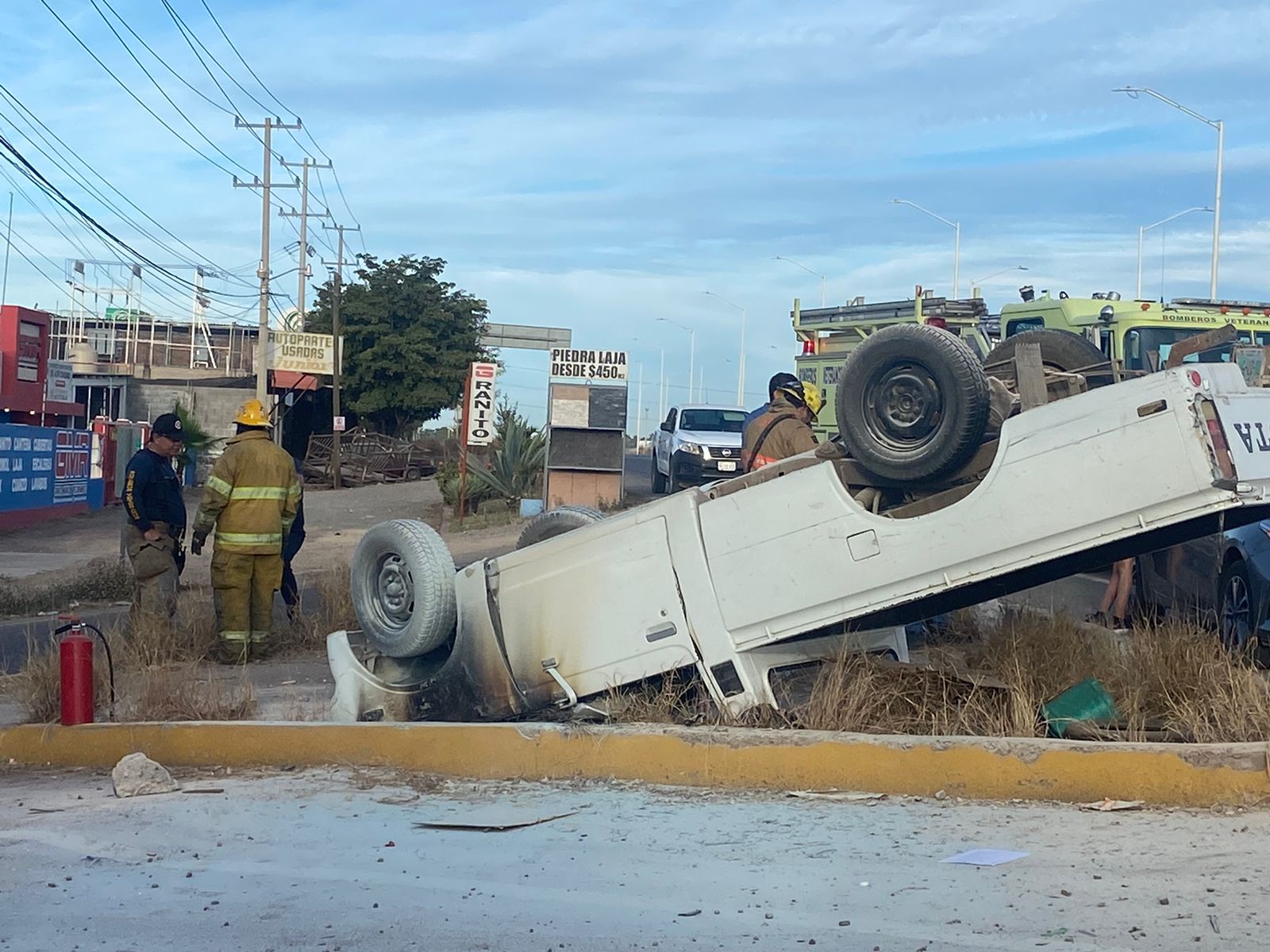¡Iba a dejar los niños a la escuela! Familia a bordo de camioneta vuelca sobre La Costera en Culiacán