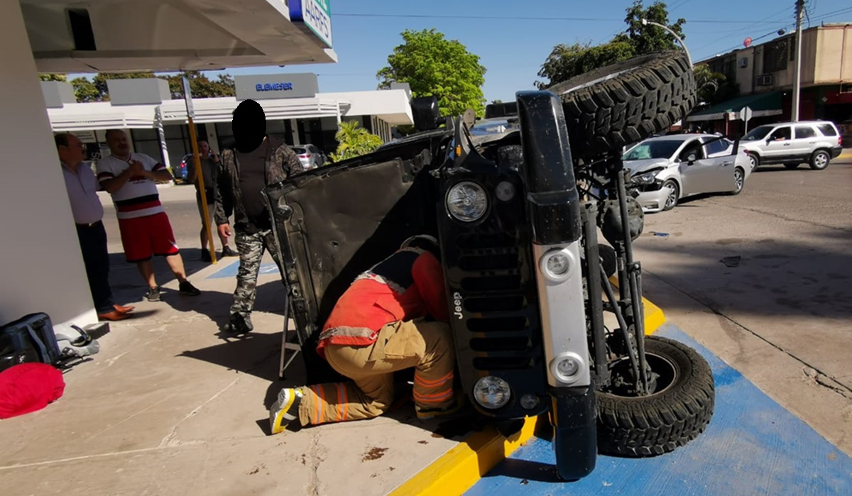 Canadienses se pasan un alto y vuelcan en Los Mochis; iba una embarazada y 6 gatos