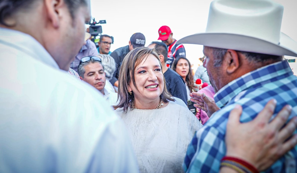Xóchitl Gálvez se baja a platicar con productores del bloqueo en la caseta de Culiacán