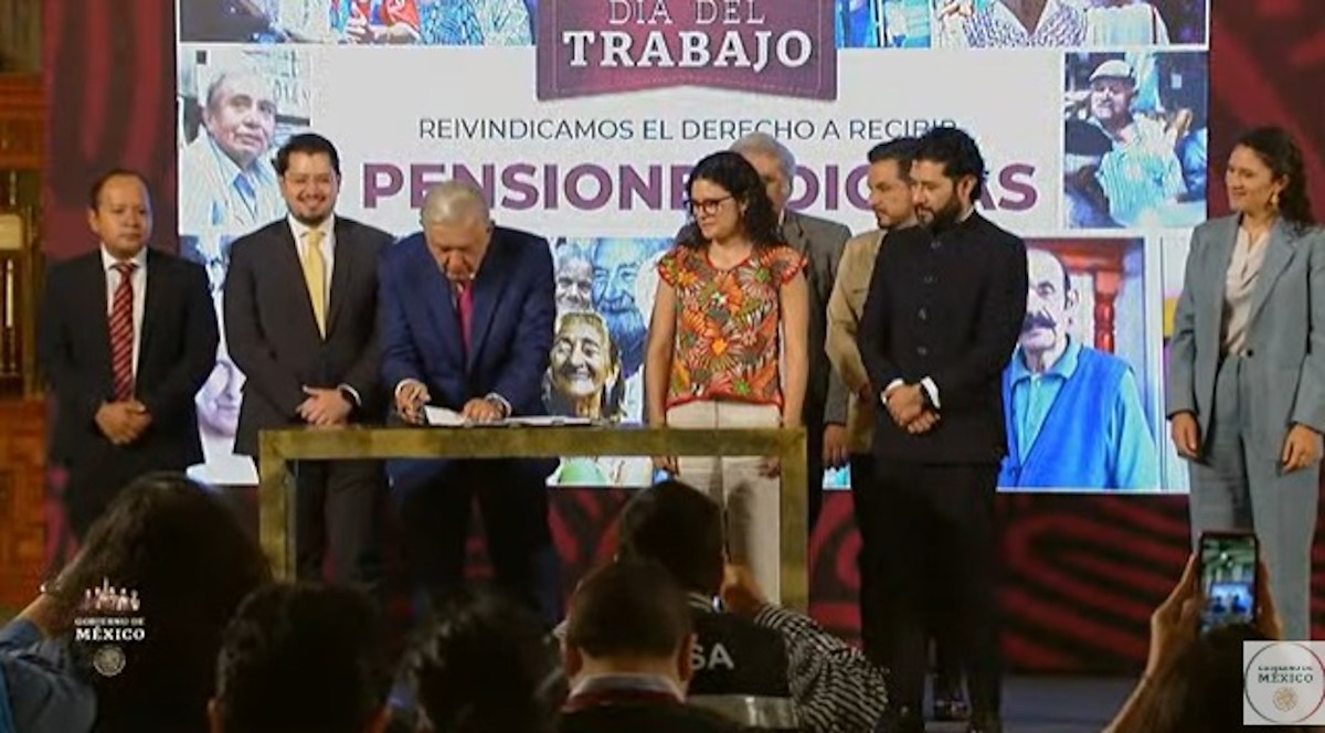 AMLO firma decreto para crear Fondo de Pensiones en México