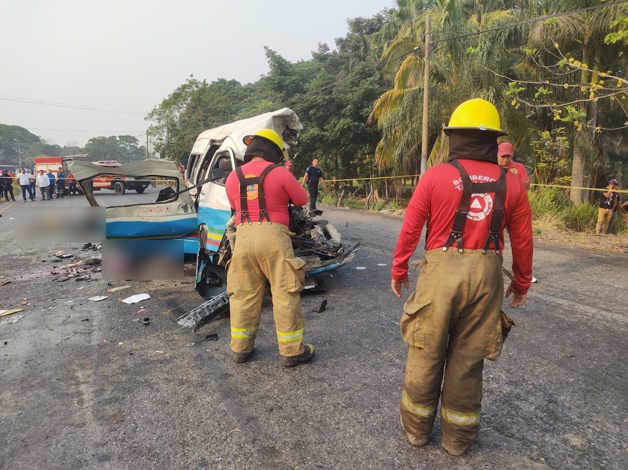 Sobrecupo de unidad del transporte público provoca choque, mueren 11 personas en Tabasco