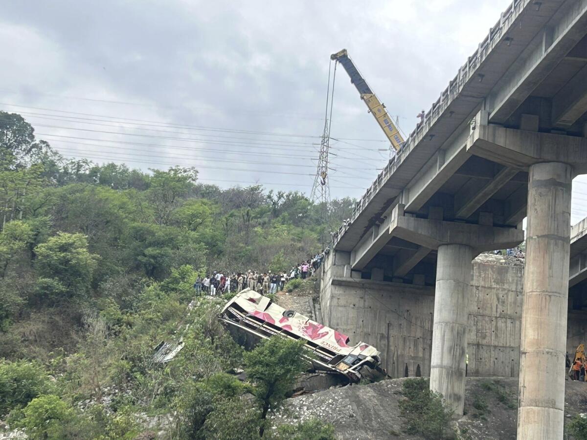 Video | Autobús cae a un barranco en India, hay 21 muertos y 30 heridos graves
