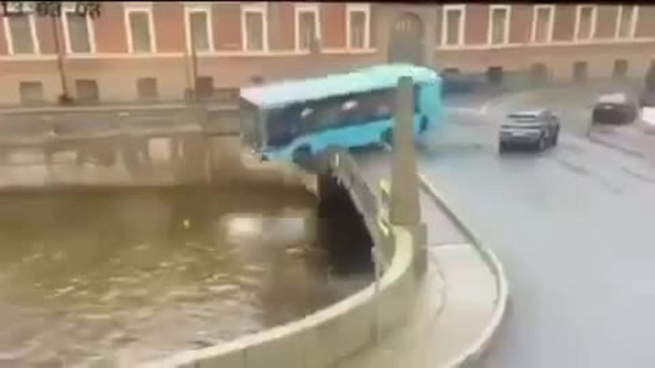 Video | Autobús cae al río, deja tres muertos y varios heridos