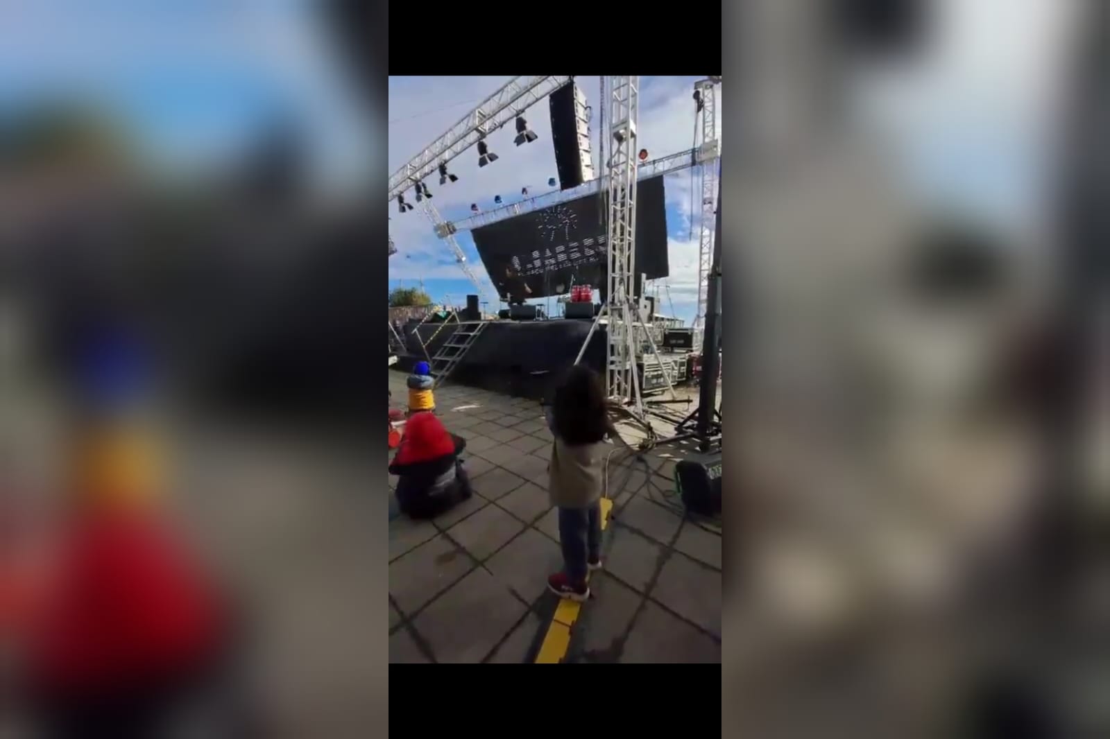  Video | ¡Vaya susto!  En show de magia se cae pantalla gigante sobre el público
