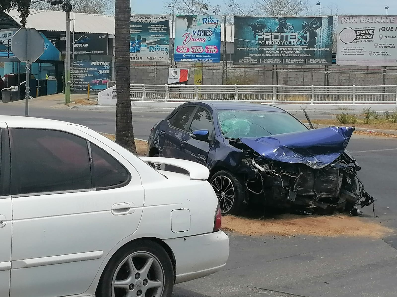 Choque tipo carambola en Las Quintas de Culiacán deja un menor lesionado