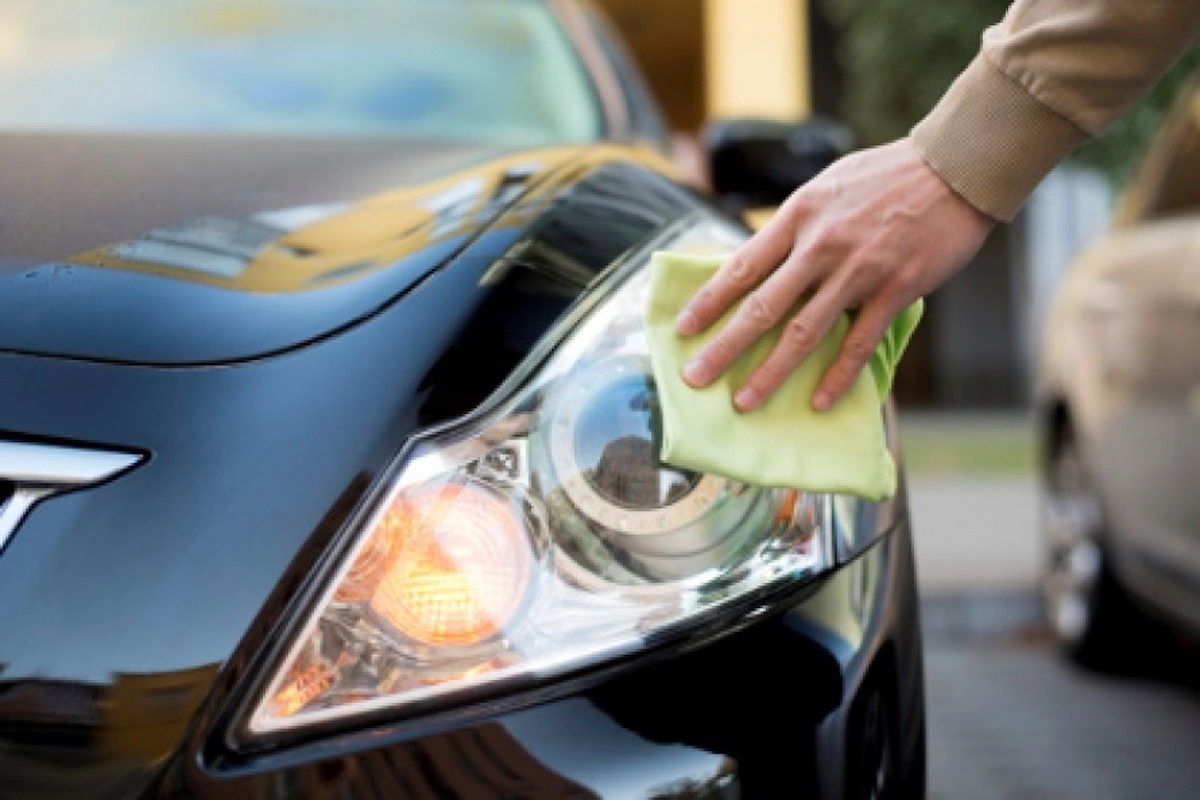 ¡Blancos y relucientes! Usa este producto para dejar como nuevos los faros de tu auto