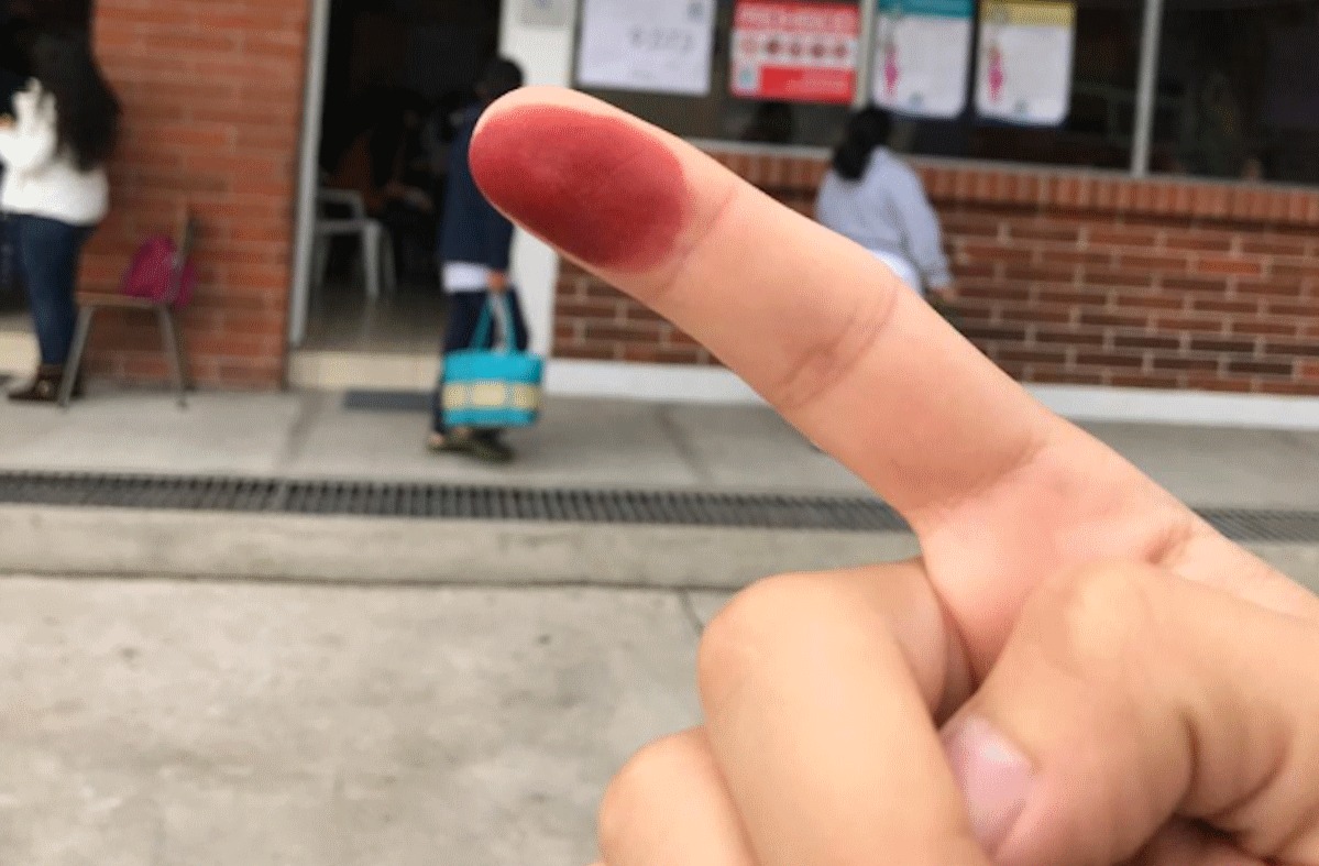 ¡Ni lo presumas! No publiques tu dedo manchado después de votar, puedes ser víctima de fraude