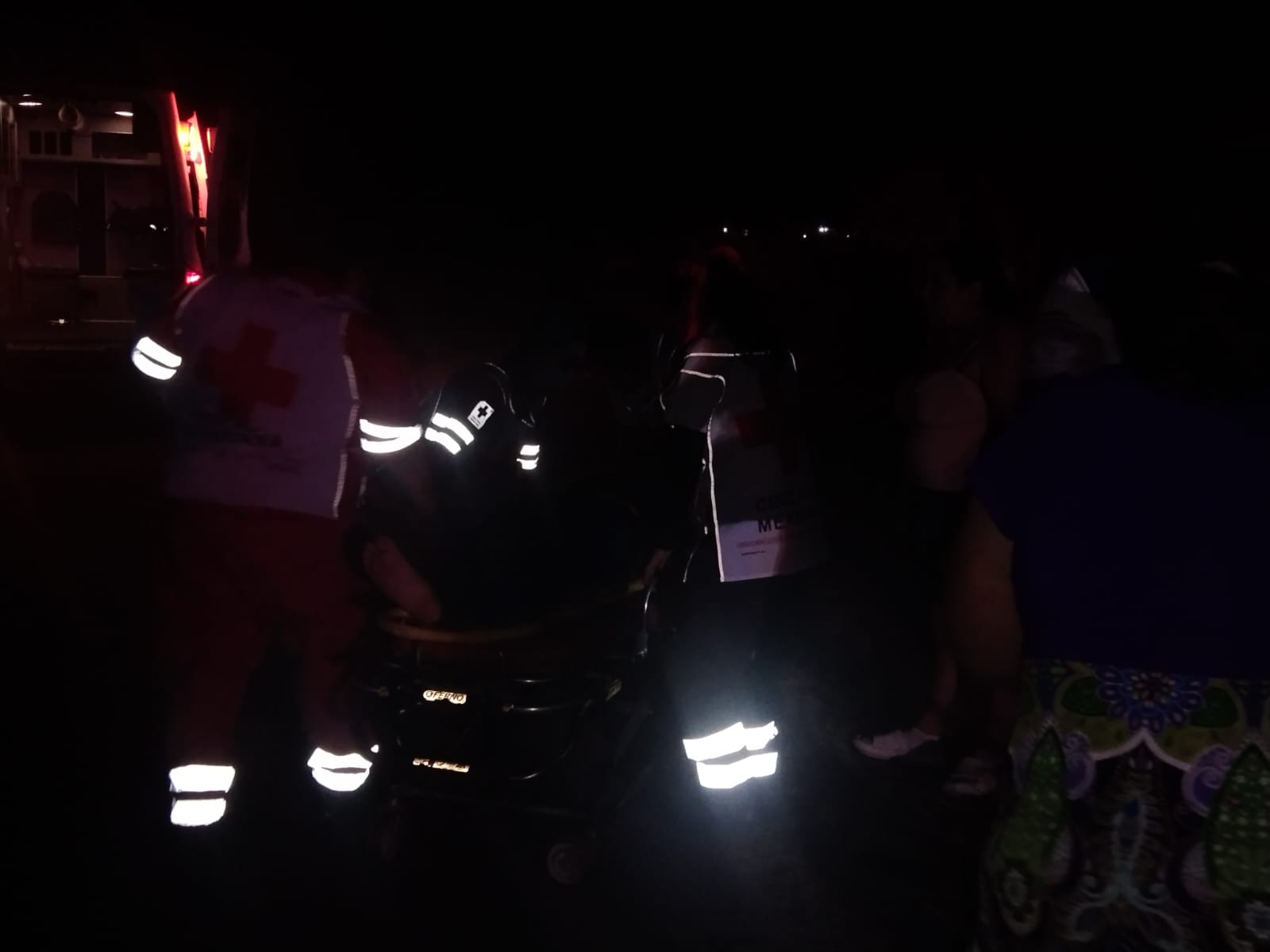 Dos jóvenes terminan lesionados al accidentarse en una motocicleta en Guasave