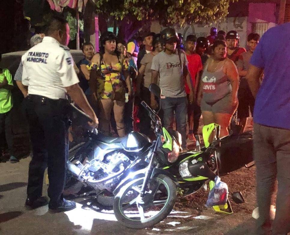 Dos motociclistas lesionados deja choque en el centro de Escuinapa