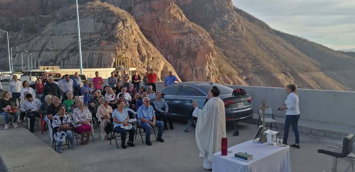 En lo alto de la cortina de la presa Huites, más cerca del cielo, ofician misa para que llueva