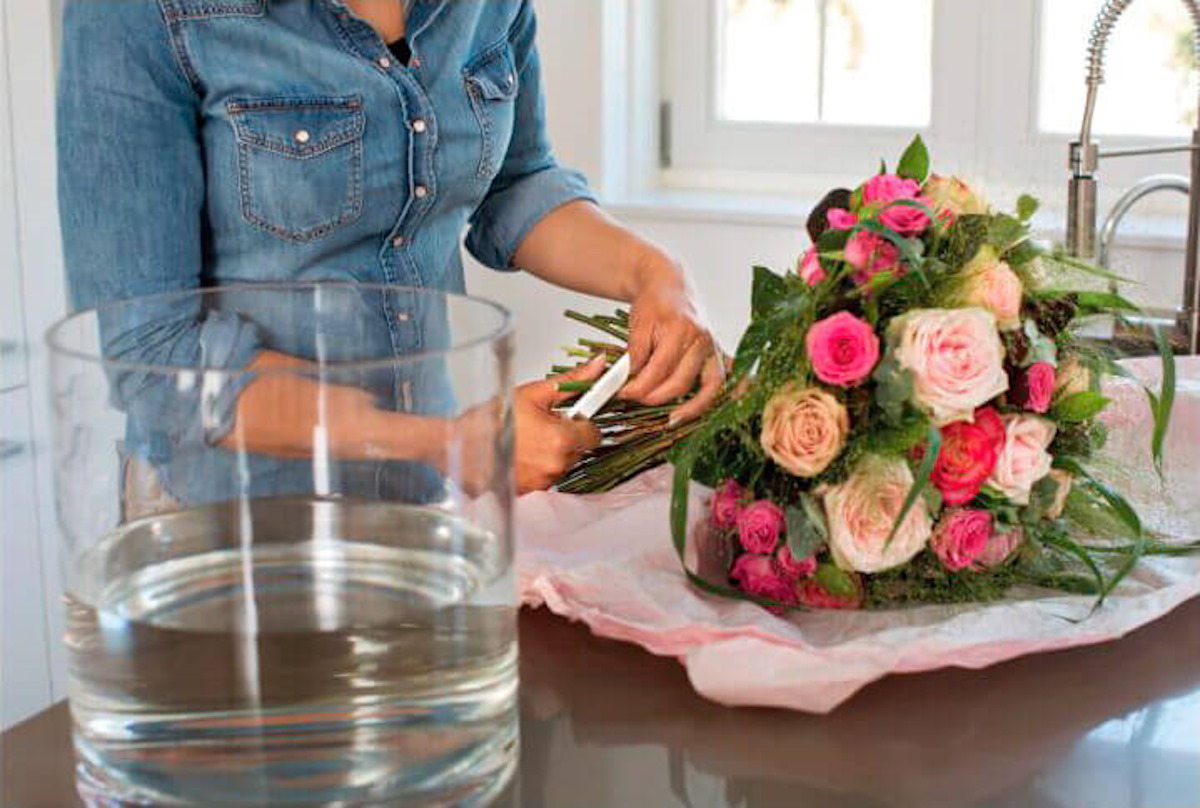 ¡El agua no basta! Así te durarán más las flores que te regalen este Día de las Madres