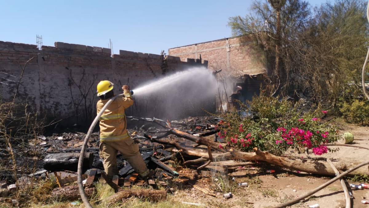 Incendio en vivienda y predio baldío de la Toledo Corro, moviliza cuerpos de auxilio en Los Mochis
