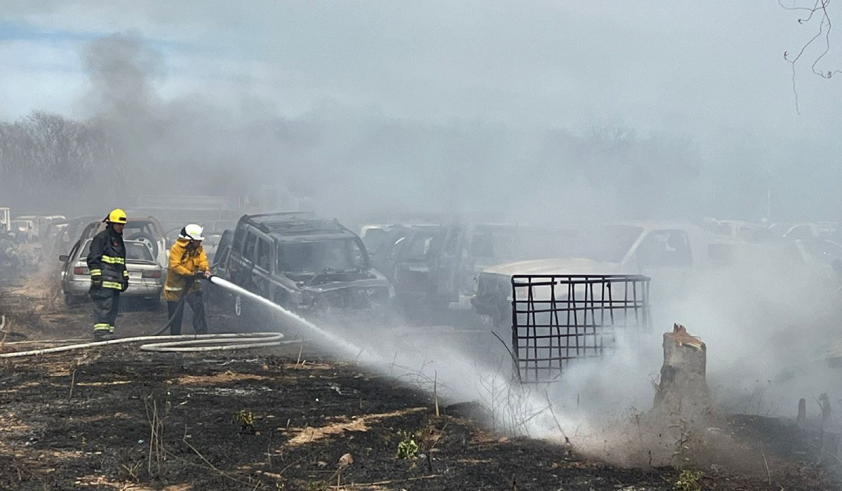 Incendio en pensión de la Fiscalía deja 10 vehículos calcinados sobre la carretera a Imala en Culiacán