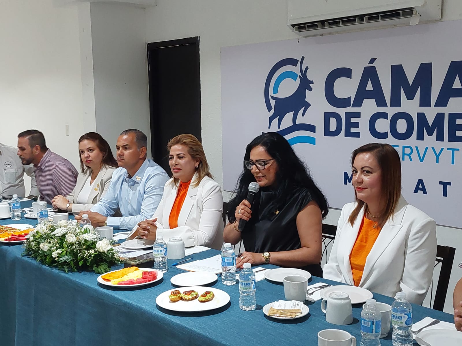 My Lai Quintero expone sus propuestas en el Foro Ciudadano de Canaco en Mazatlán