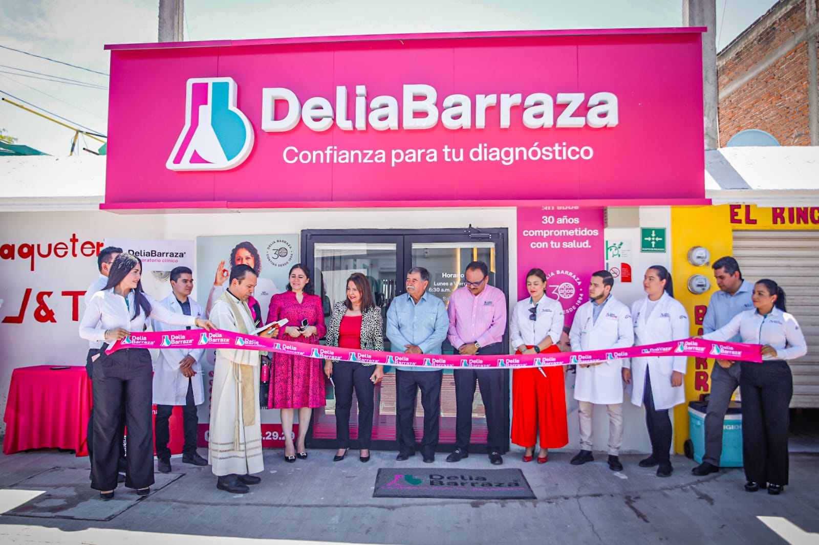 Realizan corte de listón en nueva sucursal de Laboratorios Delia Barraza en Pericos