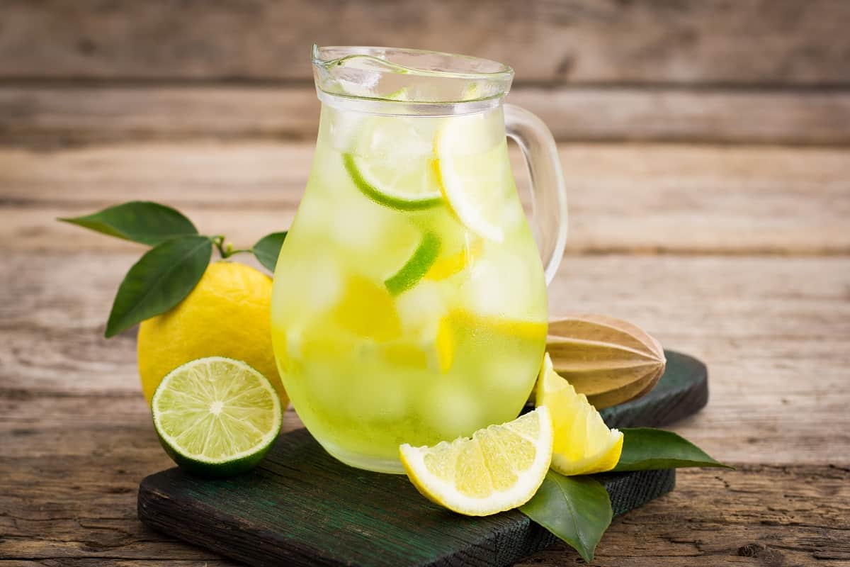 Económico y refrescante | Así puedes preparar un suero de limón para evitar los golpes de calor