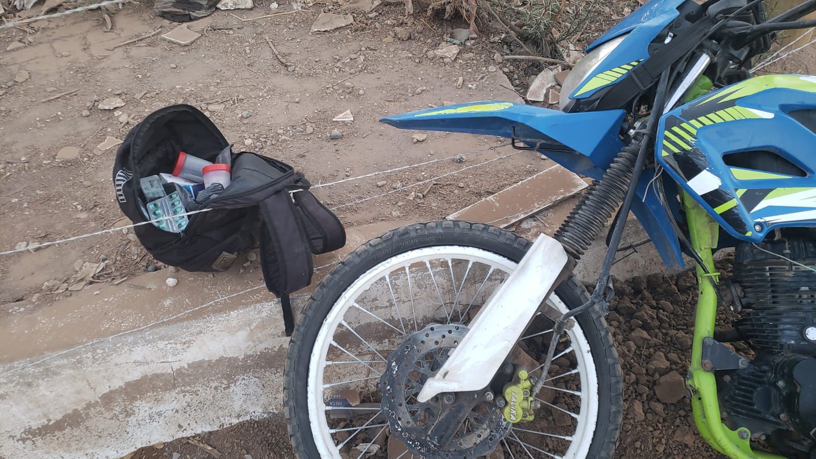 ¡Se escapó entre el monte! Tras persecución a motociclista aseguran su unidad y droga en Culiacán