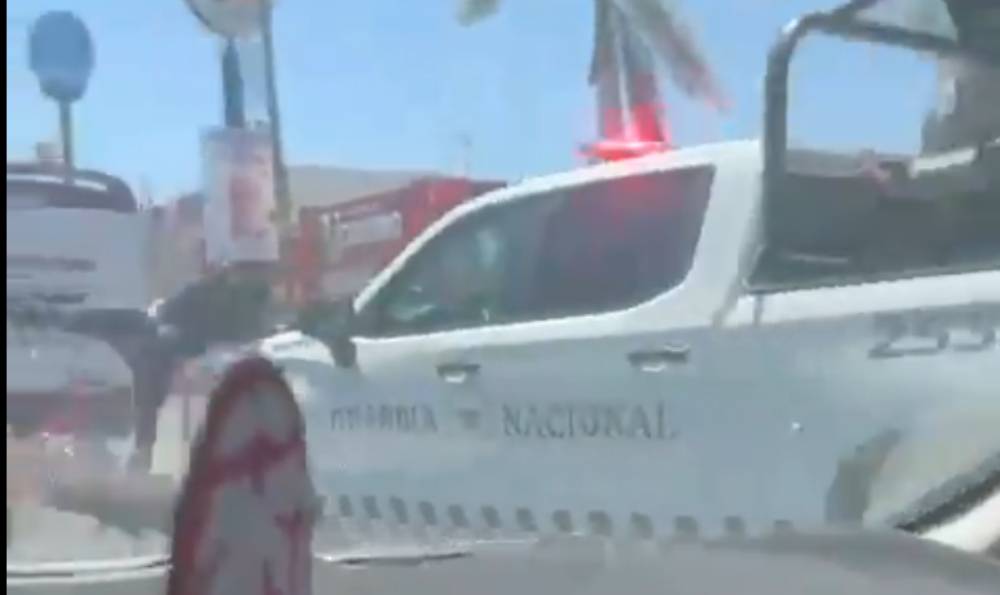 ¡Lo avienta! Tremendo golpe se lleva motociclista al ser impactado por la Guardia Nacional en Culiacán (VIDEO)
