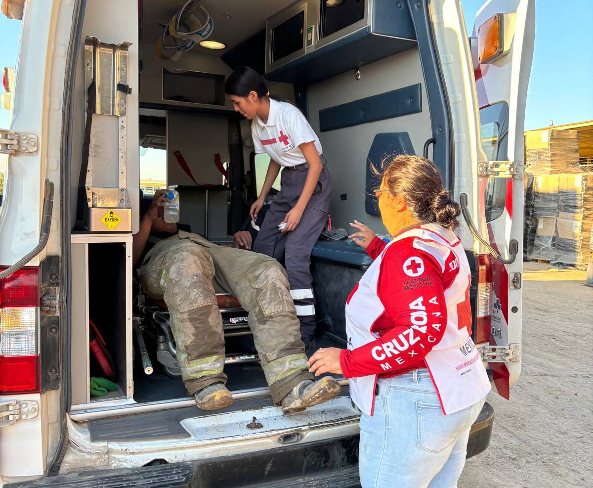 ¡Fuera de peligro! Tres bomberos intoxicados dejó el incendio en empaque de Ruiz Cortines: Alcalde