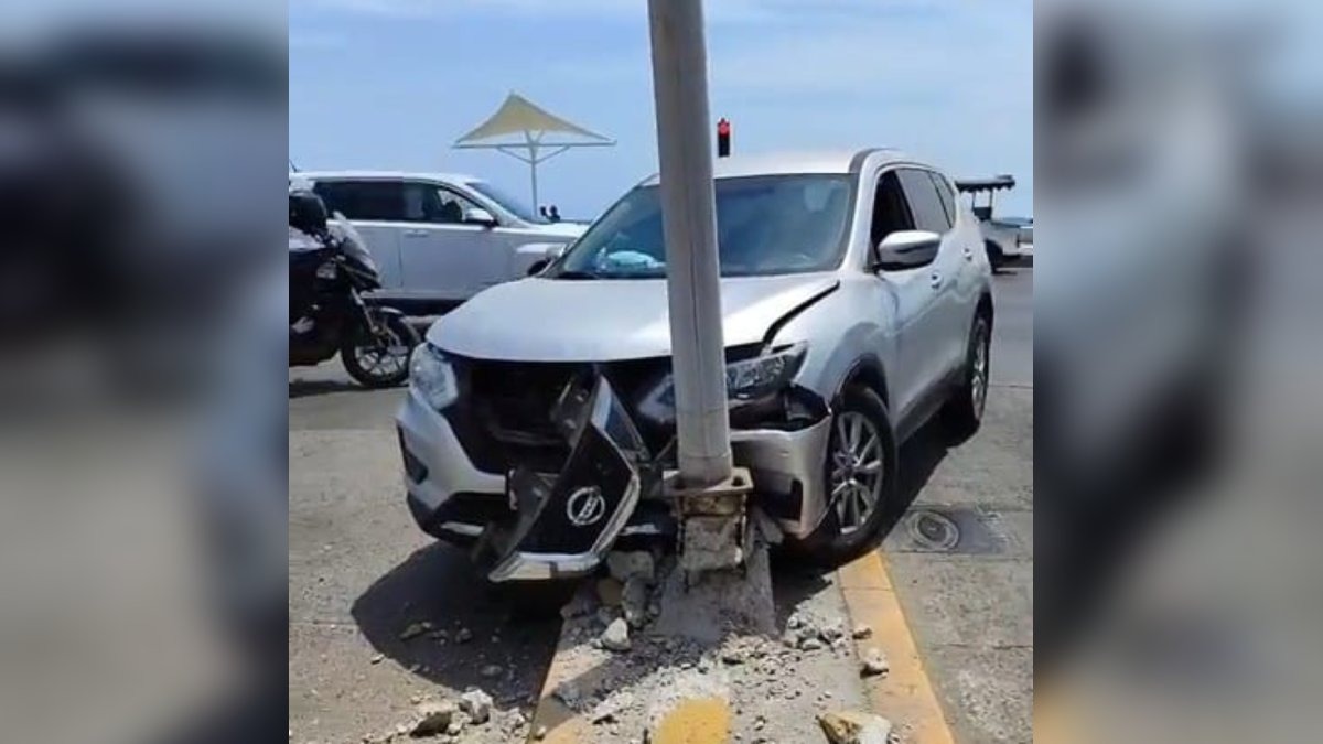 Conductor intenta esquivar moto y choca contra poste en Mazatlán