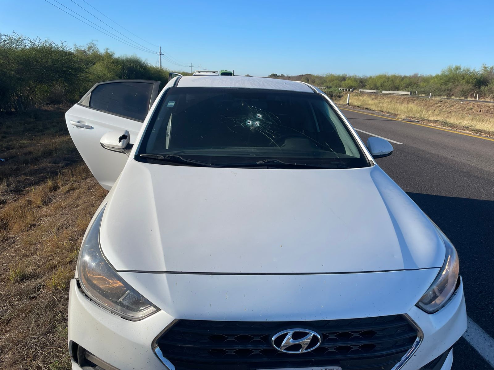 Abandonan Hyundai blanco con impactos de bala en la maxipista Mazatlán-Culiacán