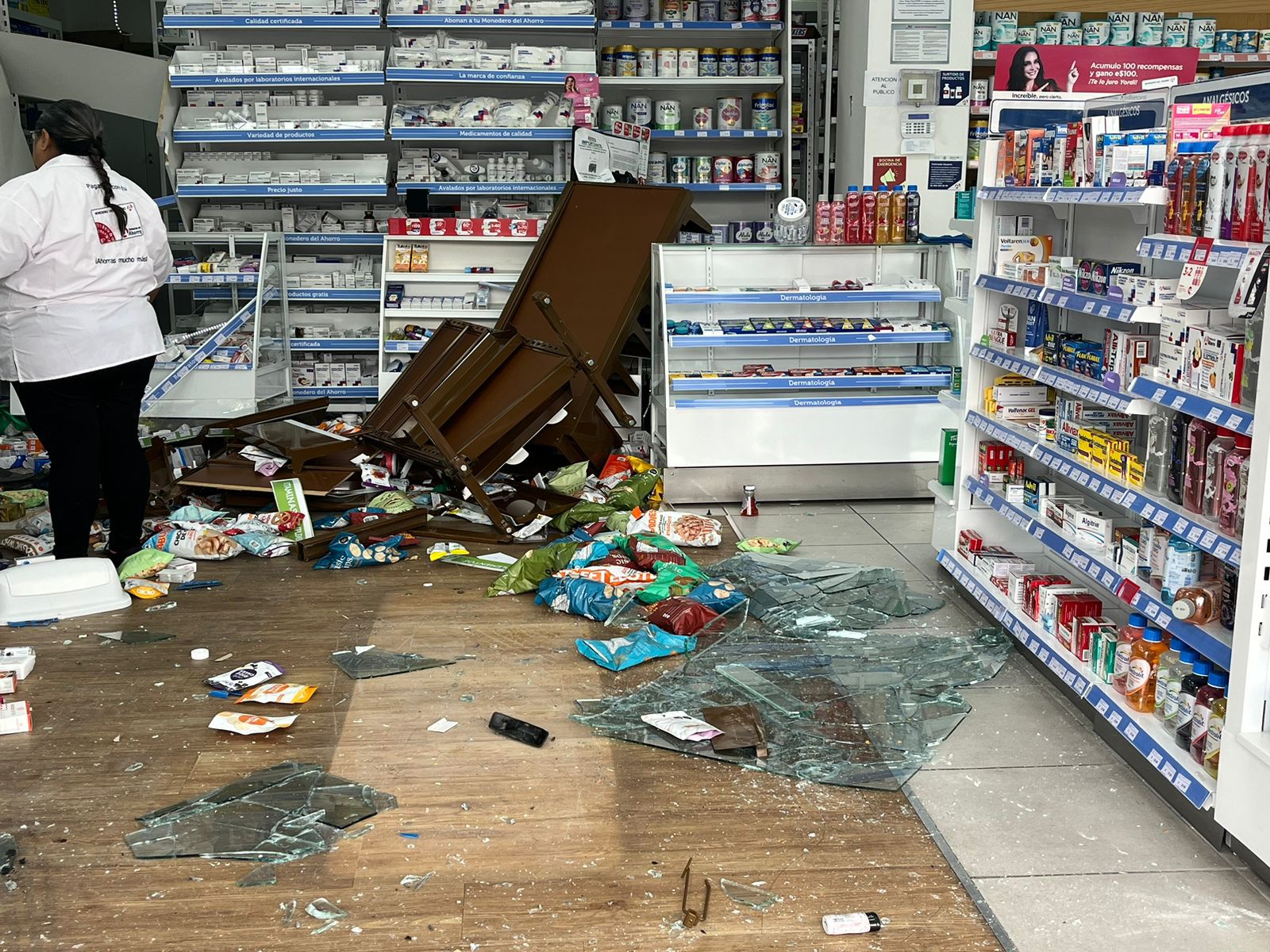 ¡Pisó el acelerador en lugar del freno! Abuelita se mete con todo y camioneta a farmacia de Culiacán