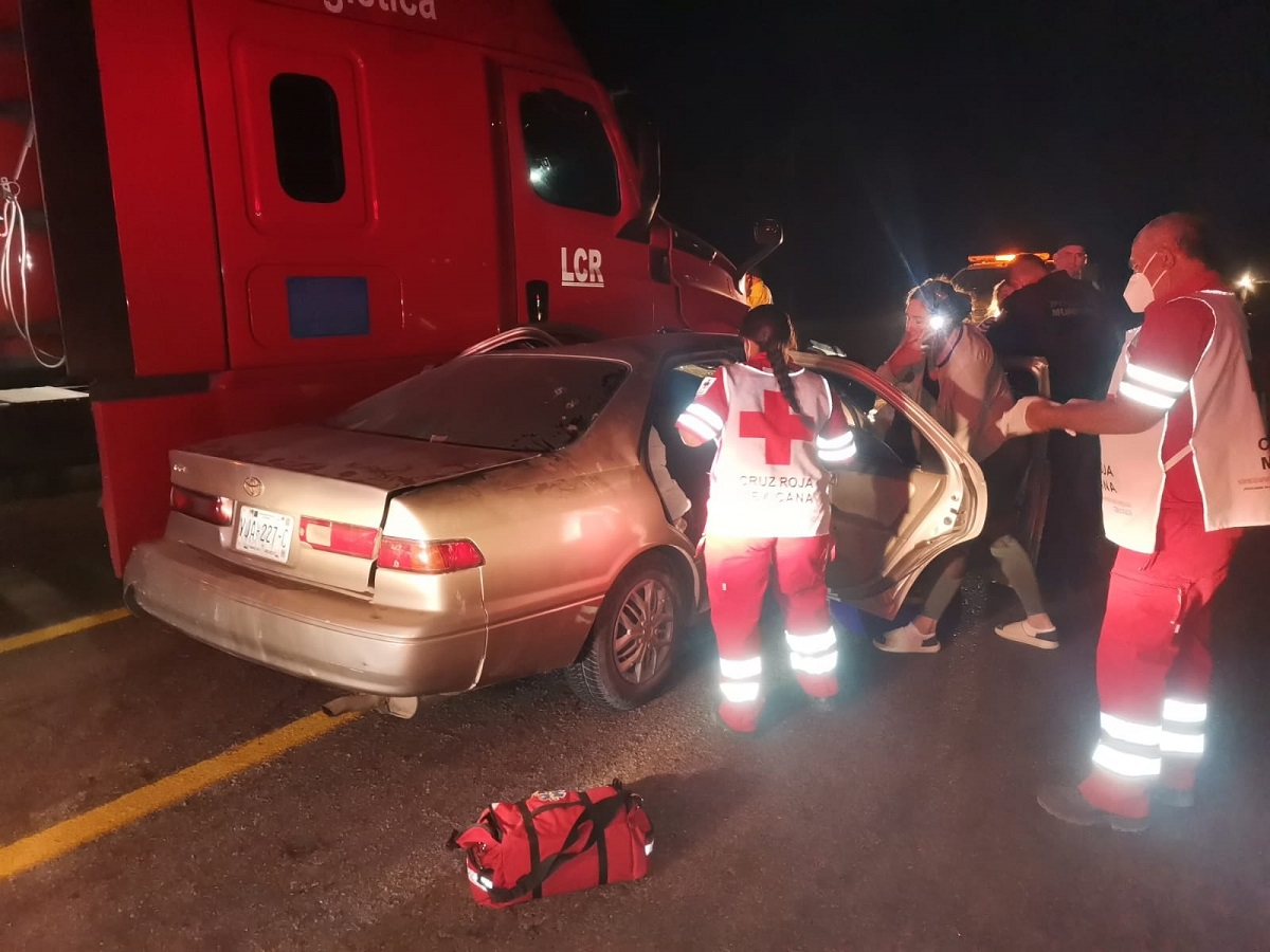 Accidente entre un tráiler y un vehículo deja a varias personas heridas, hay un menor de edad, en Mocorito