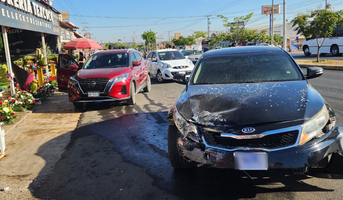 Conductor en estado de ebriedad choca aparatosamente contra dos vehículos estacionados, en Culiacán
