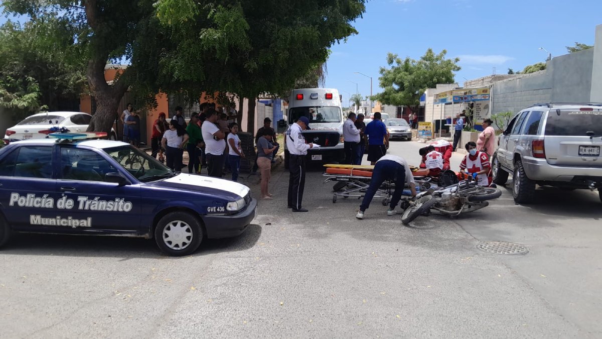 Choque entre dos motociclistas y una vagoneta en Guasave deja a dos hombres lesionados