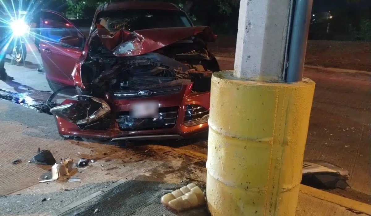 Jóvenes chocan en su camioneta contra un poste en Mazatlán