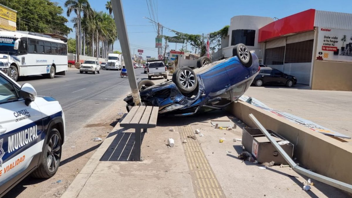 Se registra aparatoso choque con volcadura sobre la Obregón en Culiacán