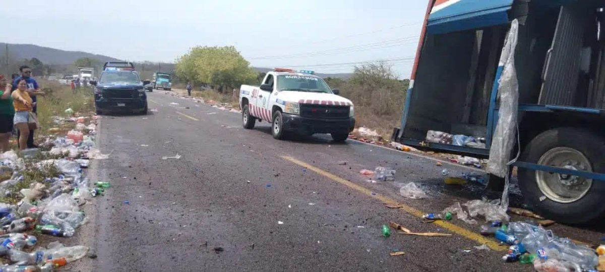 Se accidenta camión de reparto de refresco en Escuinapa; se registra rapiña