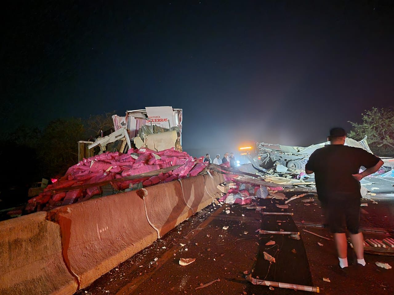Abren circulación en la carretera Mazatlán-Culiacán tras accidente de autobús y tráiler