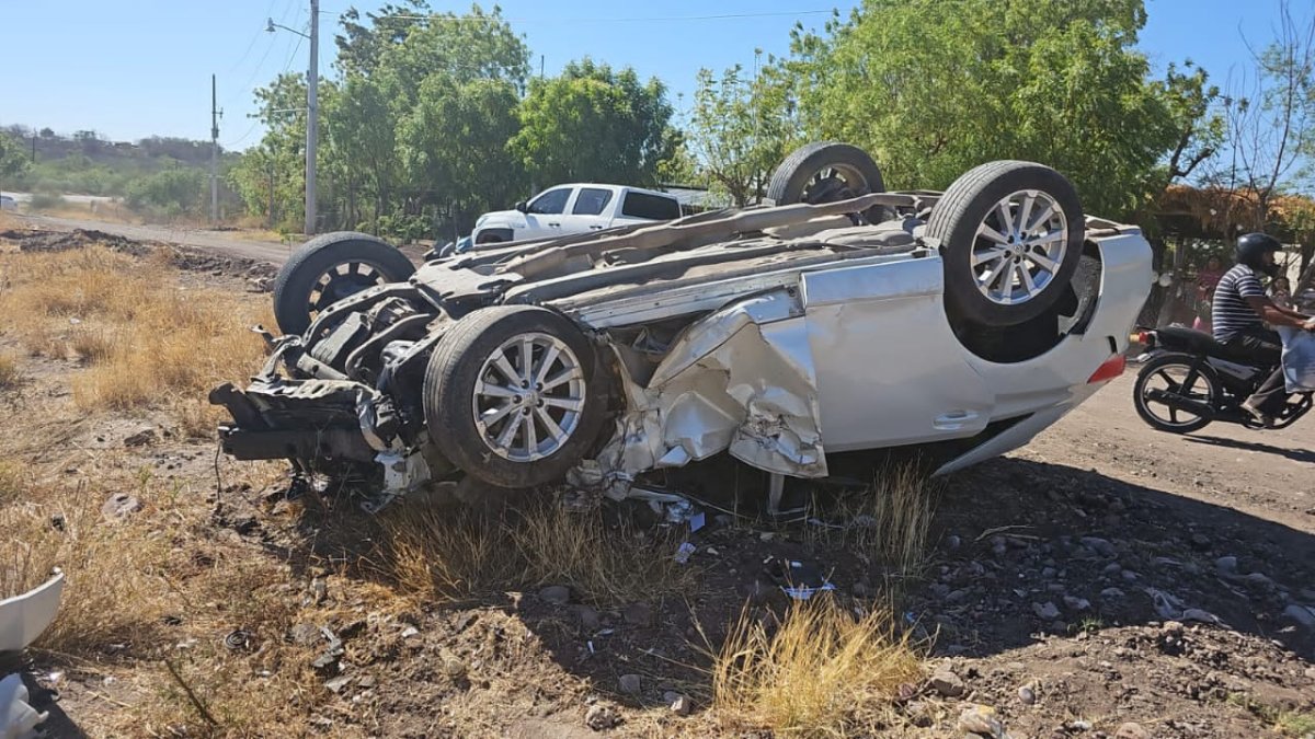 Mujer resulta lesionada al impactarse contra vehículo por la carretera a Mocorito