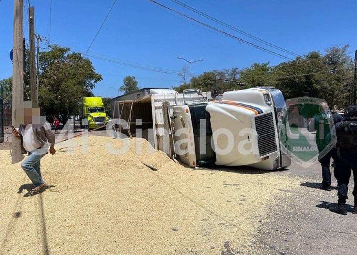 Camión de carga con maíz vuelca tras accidente sobre la Calzada Aeropuerto, en Culiacán