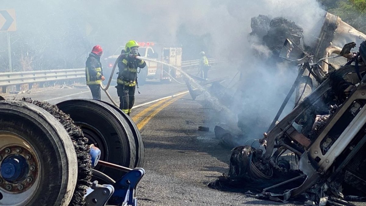 Tráiler accidentado en la carretera Mazatlán-Durango transportaba refrescos