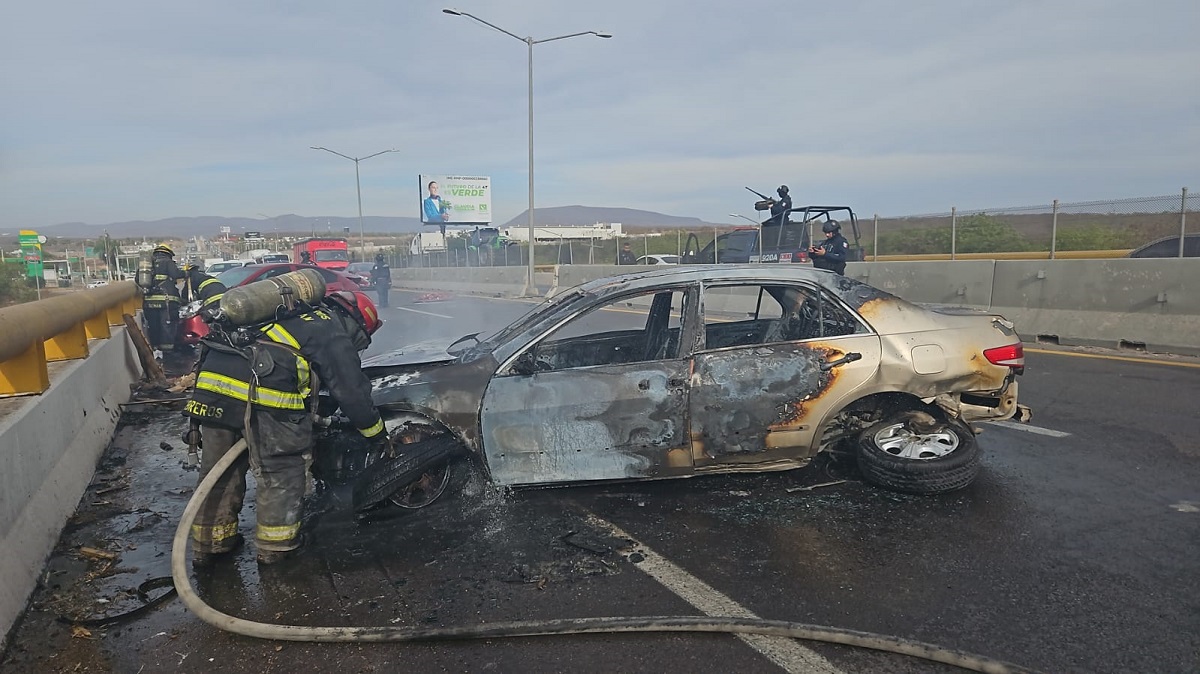 Chocan y se incendian dos vehículos sobre La Costerita en Culiacán; hay dos lesionados