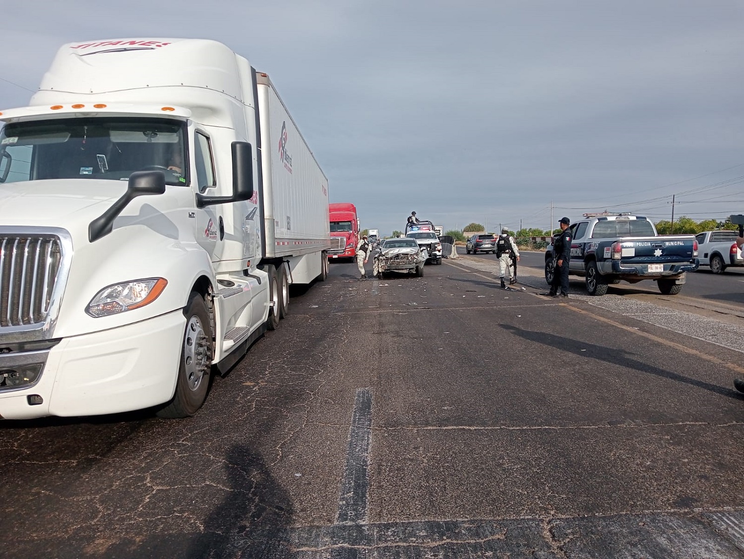Accidente por la México 15 y carretera a La Brecha deja cuantiosos daños materiales
