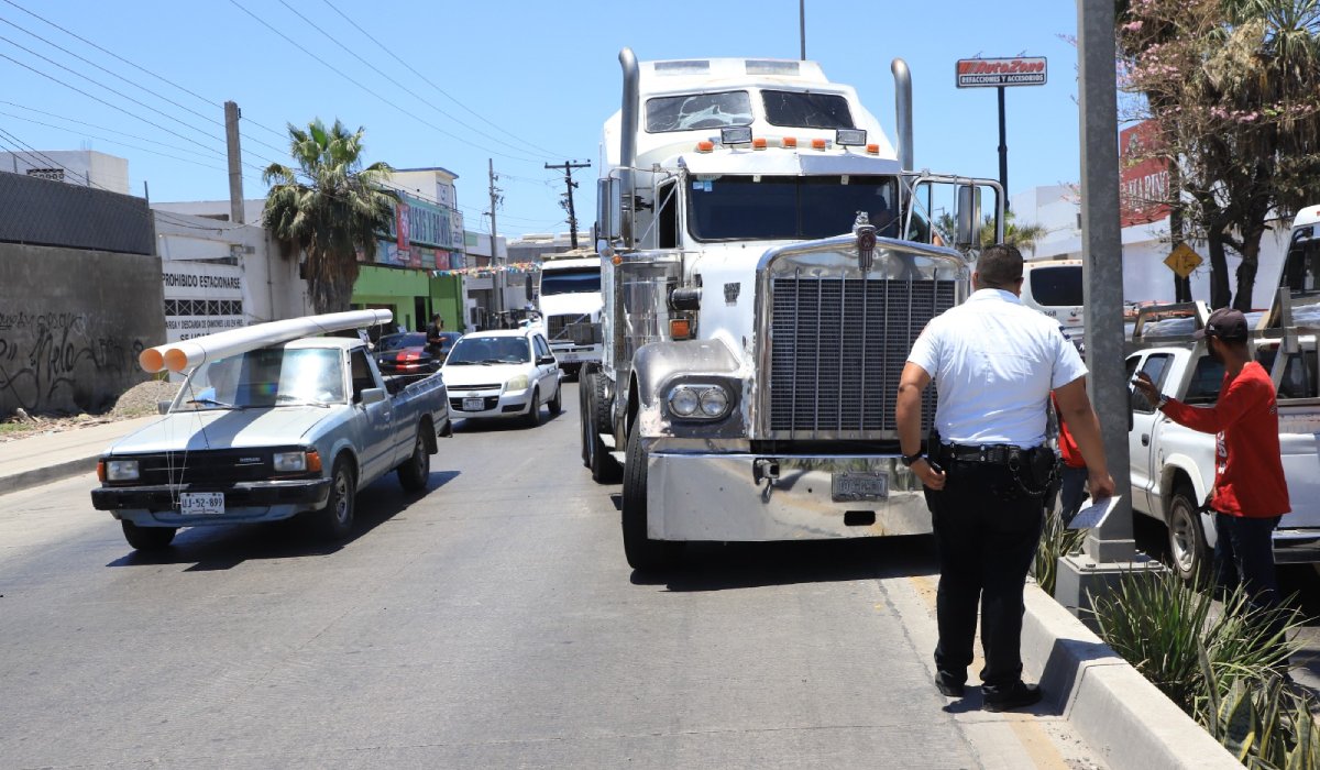Conductor de tráiler termina en camellón central en Mazatlán