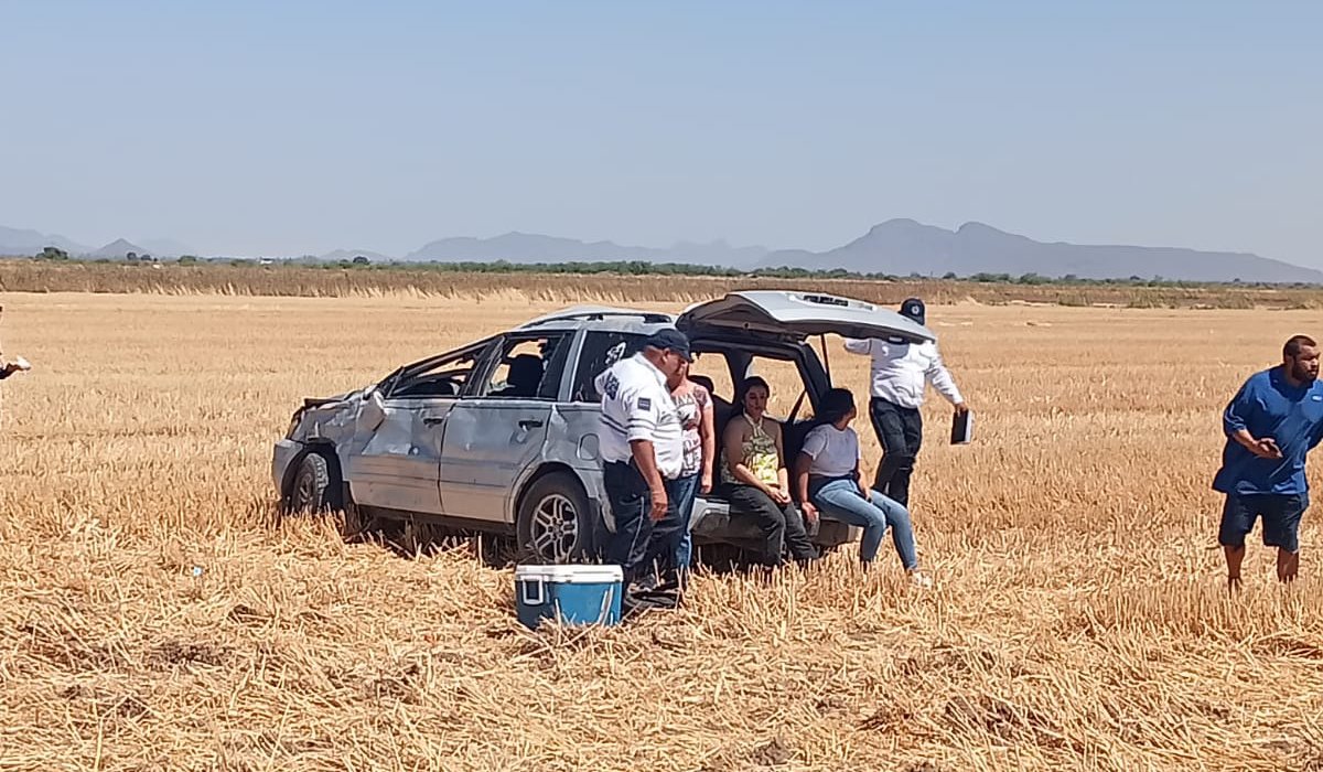Jovencitas celebraban el Día del Estudiante y terminan volcadas en el Valle del Carrizo, Ahome