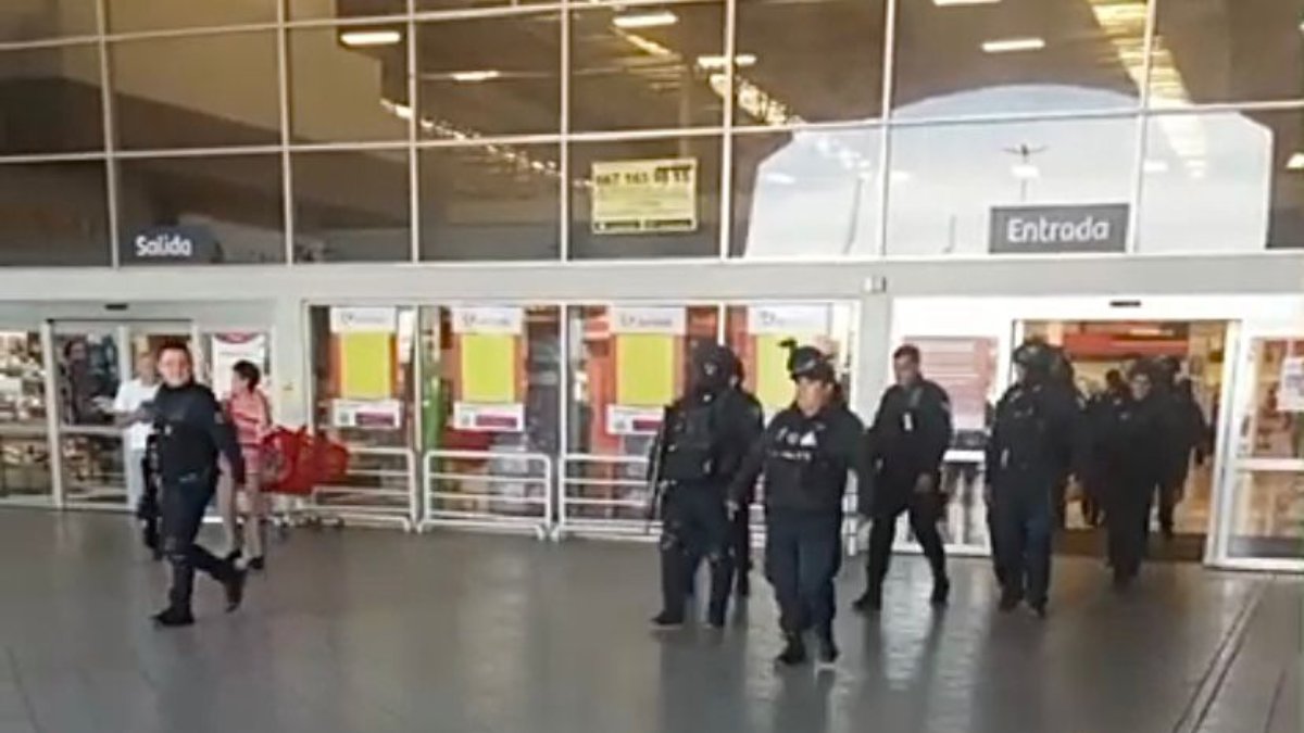 ¡Hacía el mandado y halló una pistola! Localizan un arma en el pasillo de un supermercado en Culiacán
