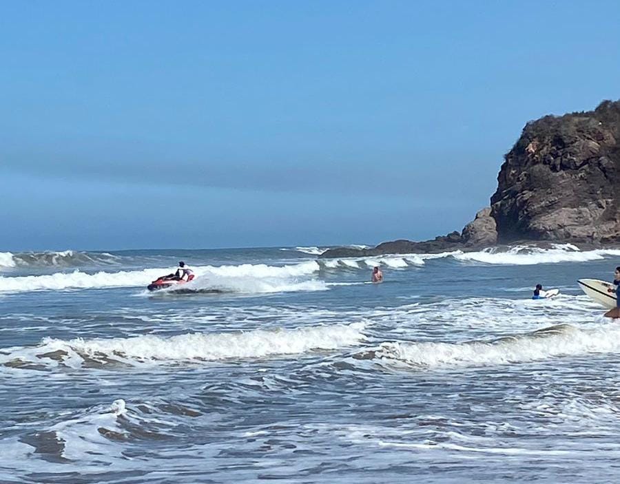 A extremar precauciones; alertan por alto oleaje en playas de Mazatlán