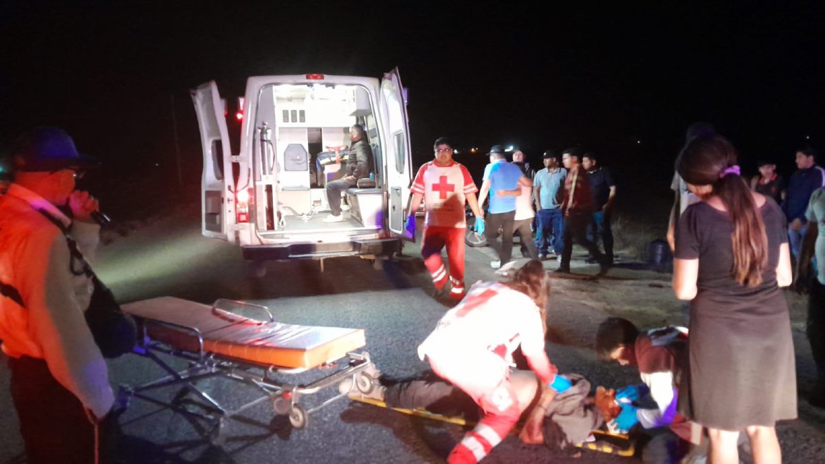 Dos motociclistas sufren salida de camino por carretera de Guasave y resultan lesionados