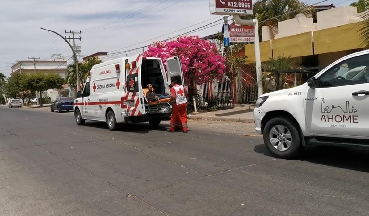 Descarga eléctrica lesiona a joven que limpiaba espectacular de conocido restaurante de Los Mochis