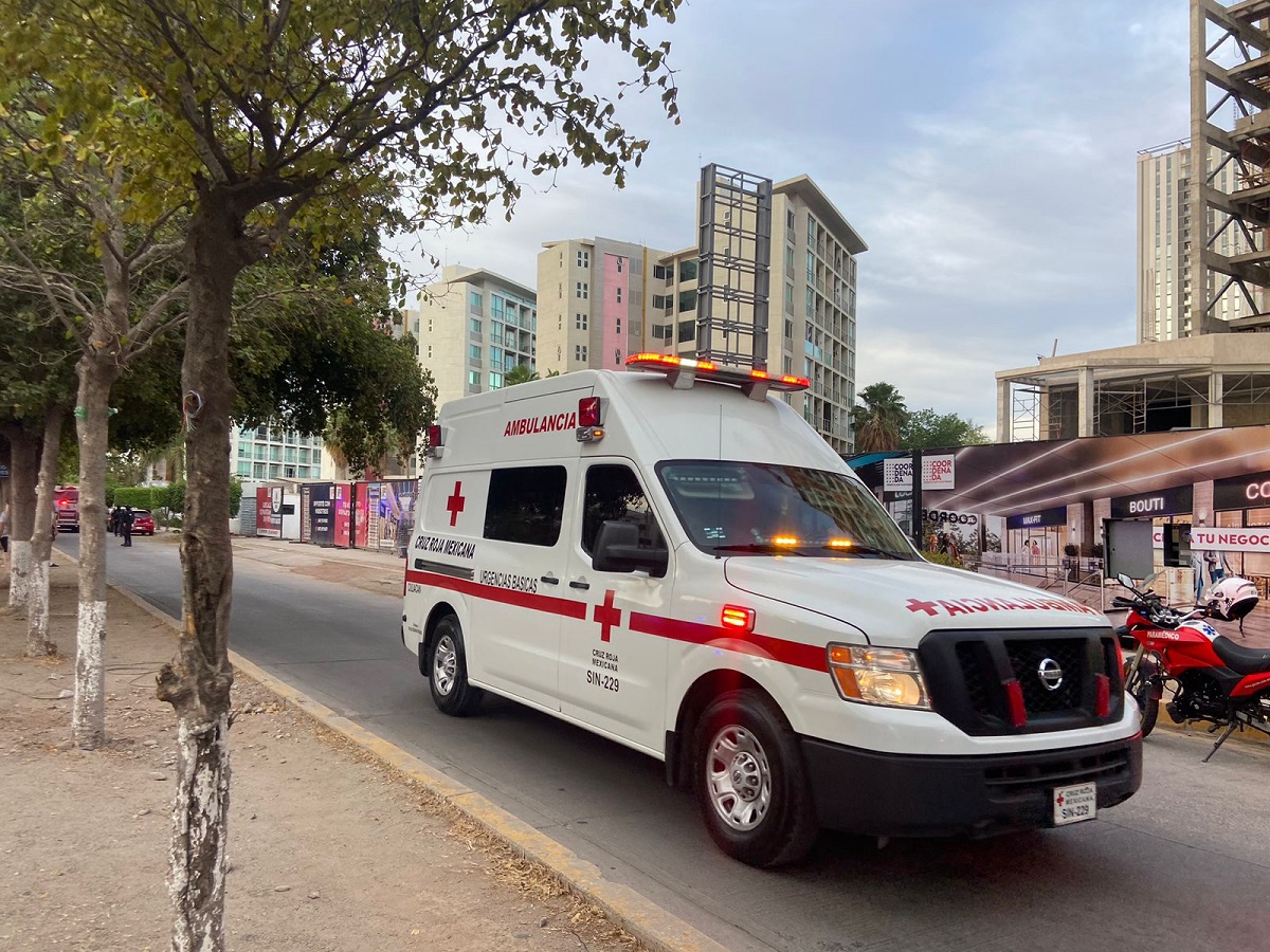 Hombre toca por accidente cables de alta tensión y muere por descarga eléctrica en Jacola, Culiacán