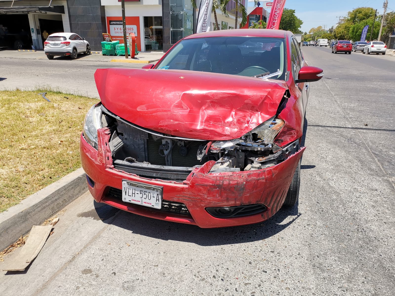 Aparatoso choque en Los Mochis deja una mujer lesionada y daños materiales
